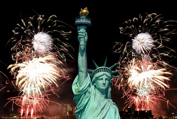 Estátua da Liberdade e fogos de artifício de 4 de julho — Fotografia de Stock