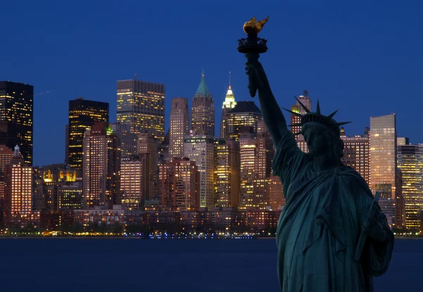 自由とマンハッタンのスカイラインの像 — ストック写真
