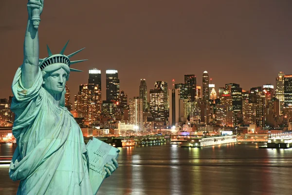 The Statue of Liberty and New York City — Stock Photo, Image