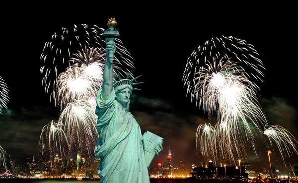 Statue de la Liberté et feux d'artifice du 4 juillet — Photo