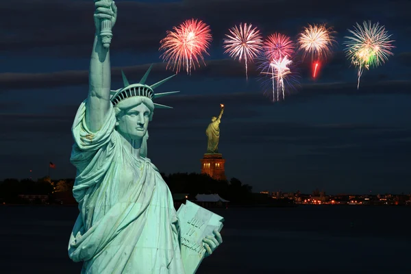 La Estatua de la Libertad y la Ciudad de Nueva York —  Fotos de Stock