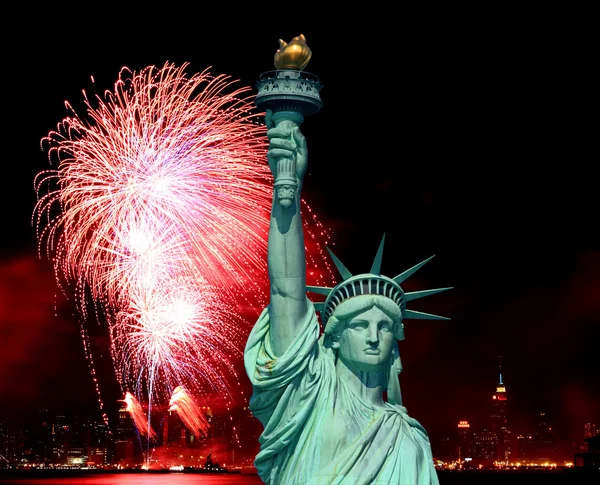 Статуя Свободы и фейерверки 4 июля — стоковое фото