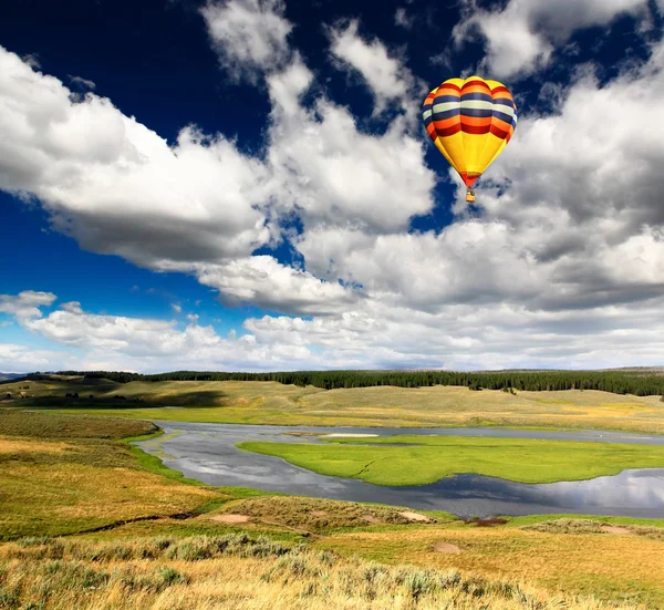 The scenery along the Yellowstone River — Stock Photo, Image