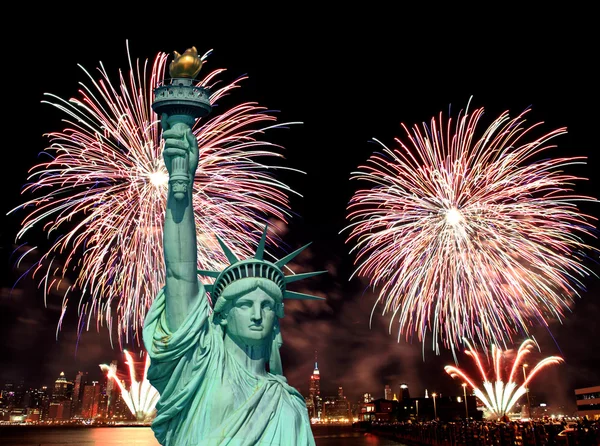 Het standbeeld van vrijheid en 4 juli vuurwerk — Stockfoto