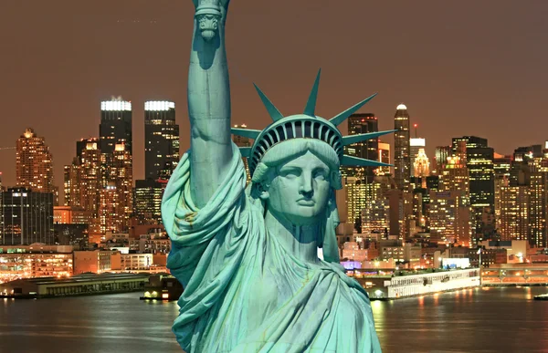 Статуя Свободы и Нью-Йорк — стоковое фото