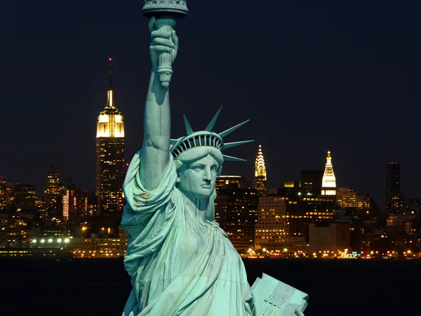 Freiheitsstatue und New York City — Stockfoto