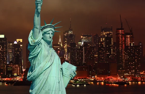 Het standbeeld van vrijheid en new york city — Stockfoto