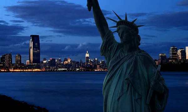 A Estátua da Liberdade e Manhattan Skyline — Fotografia de Stock