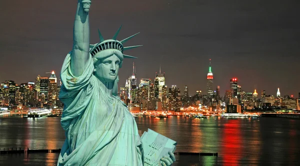 La Estatua de la Libertad y la Ciudad de Nueva York —  Fotos de Stock