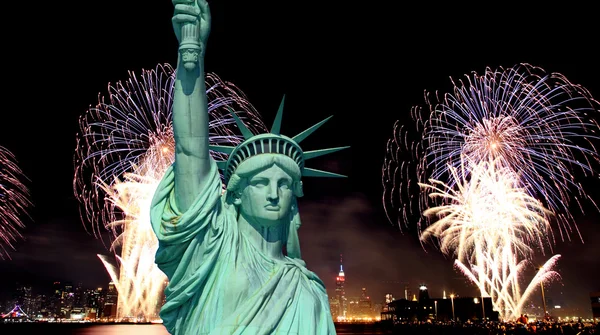 Statue de la Liberté et feux d'artifice du 4 juillet — Photo