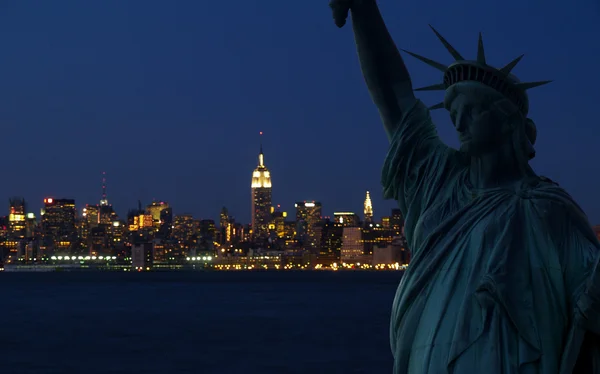 A Estátua da Liberdade e Manhattan Skyline — Fotografia de Stock