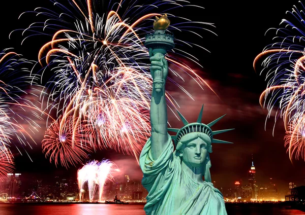 Estátua da Liberdade e fogos de artifício de 4 de julho — Fotografia de Stock