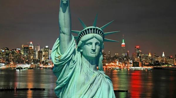 Freiheitsstatue und New York City — Stockfoto