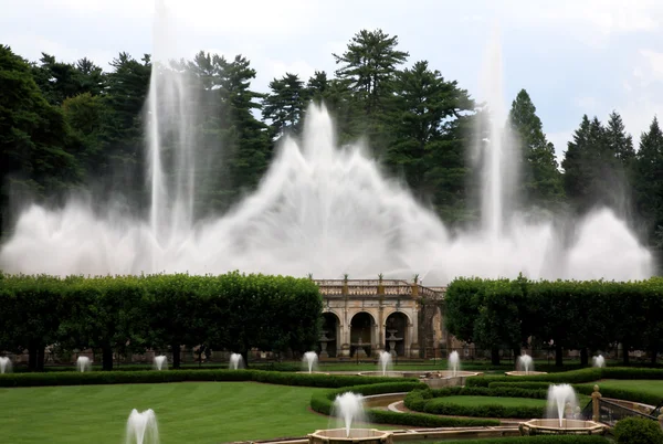 Un espectáculo de fuentes en un jardín botánico — Foto de Stock