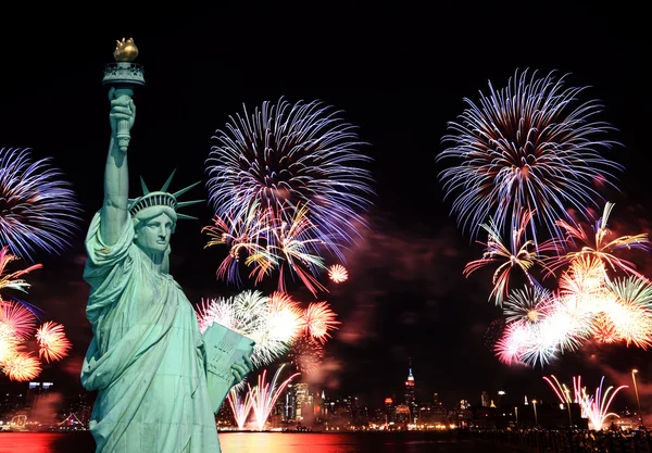 Estátua da Liberdade e fogos de artifício de 4 de julho — Fotografia de Stock