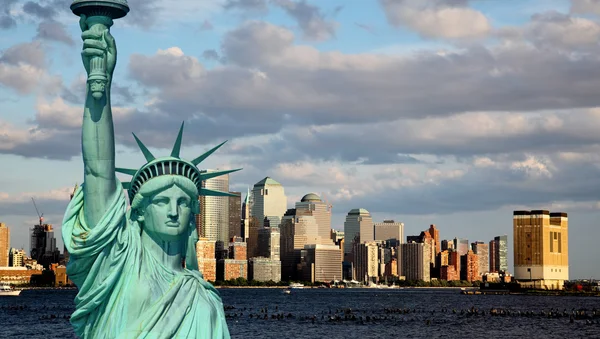 La Estatua de la Libertad y el Bajo Manhattan Skyline — Foto de Stock