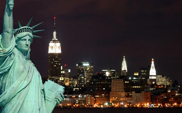 La Estatua de la Libertad y la Ciudad de Nueva York —  Fotos de Stock