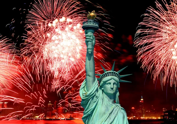 The Statue of Liberty and 4th of July fireworks — Stock Photo, Image