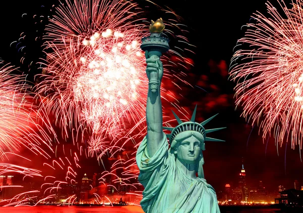 Estátua da Liberdade e fogos de artifício de 4 de julho — Fotografia de Stock