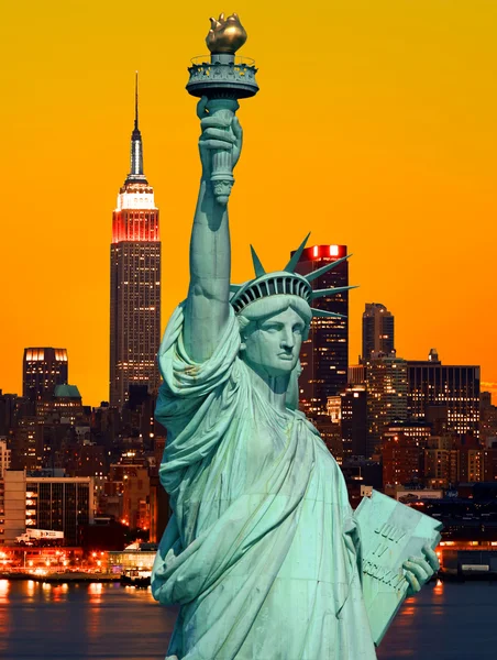 The Statue of Liberty and New York City — Stock Photo, Image