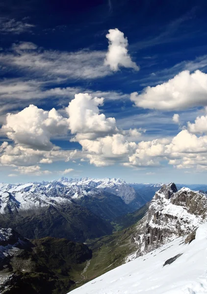 Titlis kar kaplı dağ — Stok fotoğraf