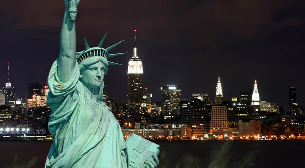 The Statue of Liberty and New York City — Stock Photo, Image