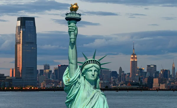 Statyn av frihet och new york city — Stockfoto