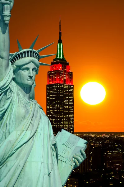 La Estatua de la Libertad y la Ciudad de Nueva York —  Fotos de Stock