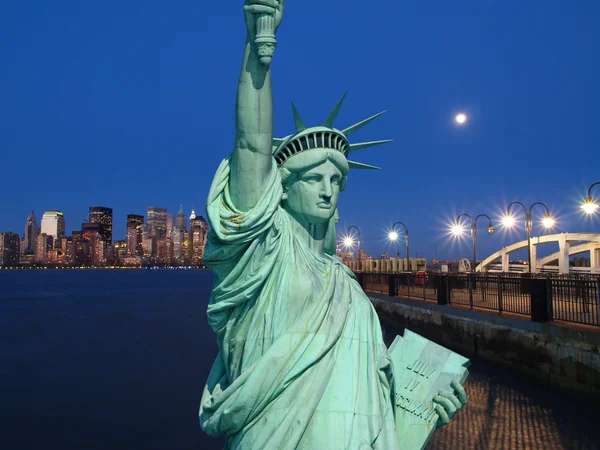 Статуя свободи і Нью-Йорку — стокове фото