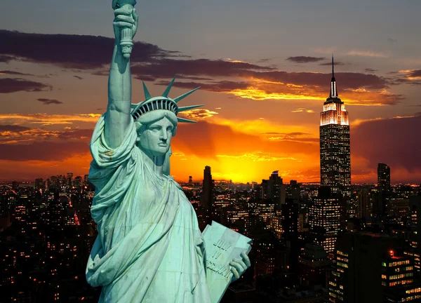 The Statue of Liberty and New York City — Stock Photo, Image