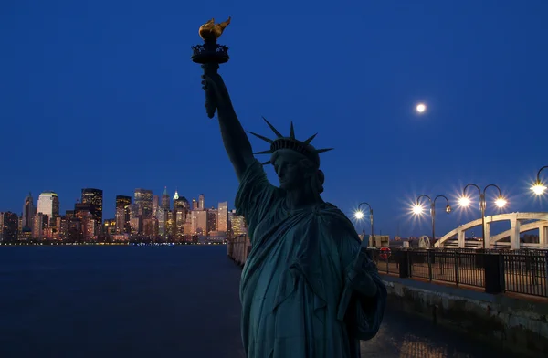 A Estátua da Liberdade e Manhattan Skyline — Fotografia de Stock