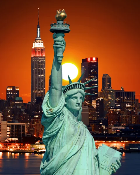 자유와 뉴욕 시의 동상 — 스톡 사진