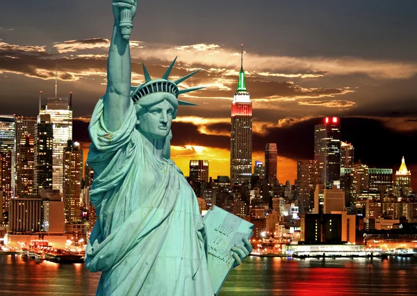 Socha svobody a new york city — Stock fotografie