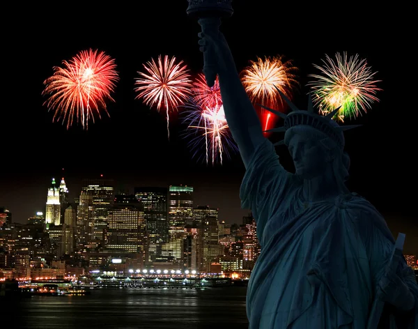 Estatua de la Libertad y el horizonte de Manhattan — Foto de Stock