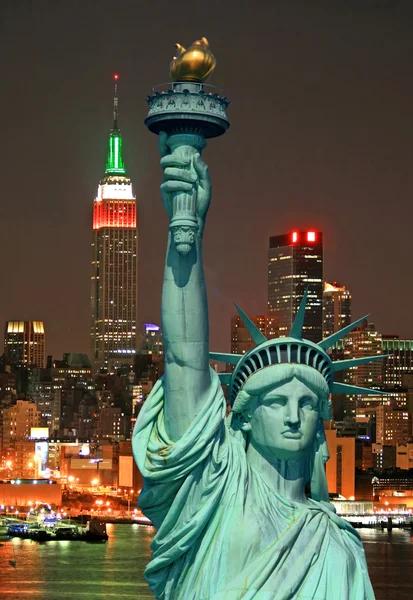 The Statue of Liberty and New York City — Stock Photo, Image