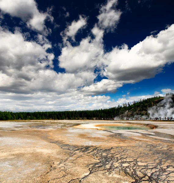 Midway gejzír medencében a Yellowstone — Stock Fotó