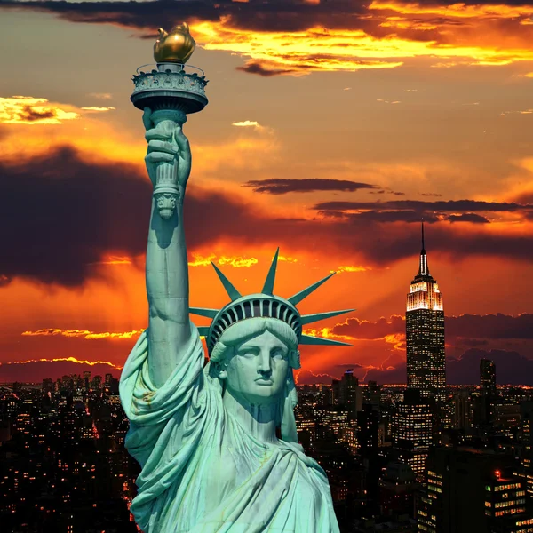 La Estatua de la Libertad y la Ciudad de Nueva York — Foto de Stock