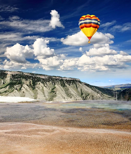 Das riesige Thermalquellengebiet in Yellowstone — Stockfoto