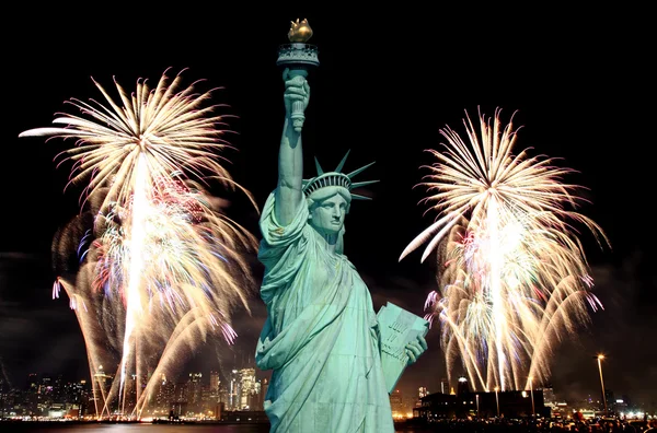 Freiheitsstatue und Feuerwerk am 4. Juli — Stockfoto