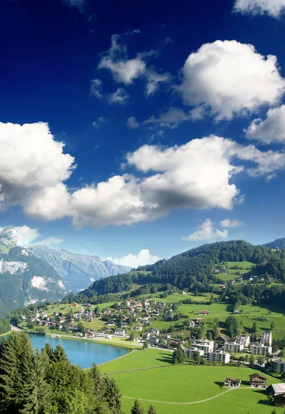 Un petit village suisse — Photo