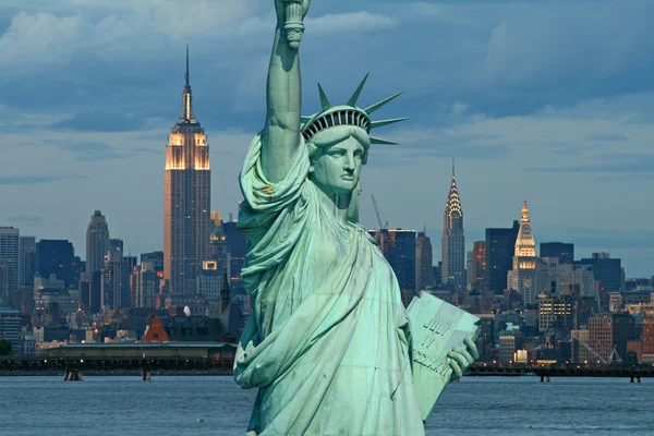 The Statue of Liberty and New York City — Stock Photo, Image