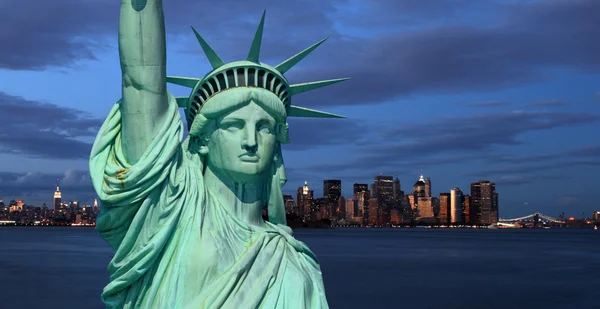 The Statue of Liberty and New York City — Stock Photo, Image