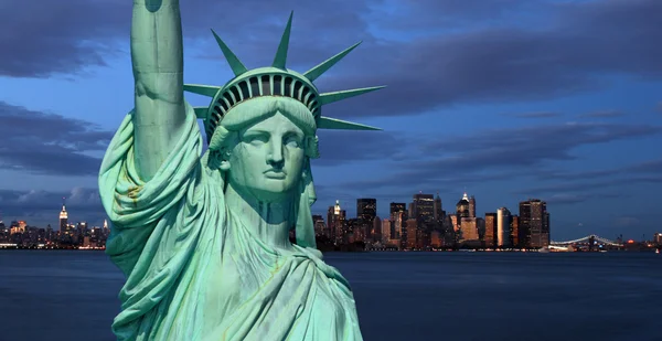 La Estatua de la Libertad y la Ciudad de Nueva York — Foto de Stock