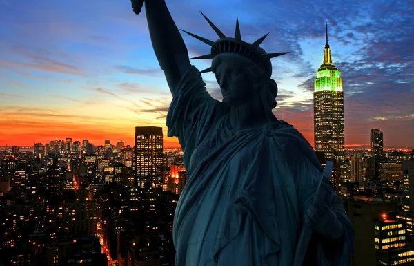 The Statue of Liberty and Manhattan Skyline — Stock Photo, Image