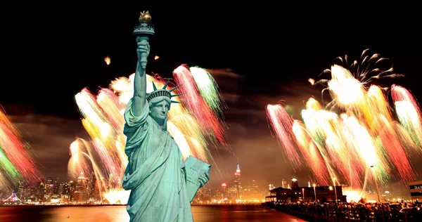 Estatua de la Libertad y fuegos artificiales del 4 de julio — Foto de Stock
