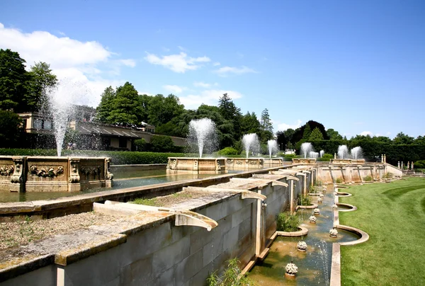 En fontän show i en botanisk trädgård — Stockfoto