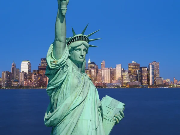 Freiheitsstatue und New York City — Stockfoto