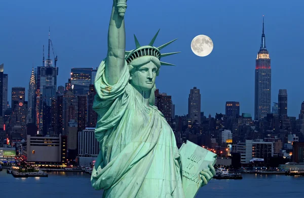 La Estatua de la Libertad y la Ciudad de Nueva York — Foto de Stock