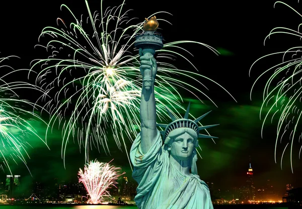 Estátua da Liberdade e fogos de artifício de 4 de julho — Fotografia de Stock