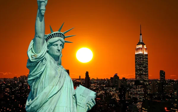 A szobor, a szabadság és a New York City — Stock Fotó